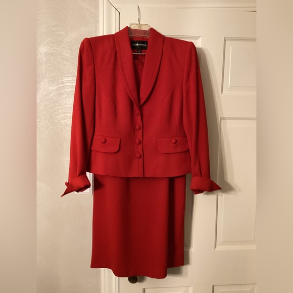 Red suit - Picture 2 of 2